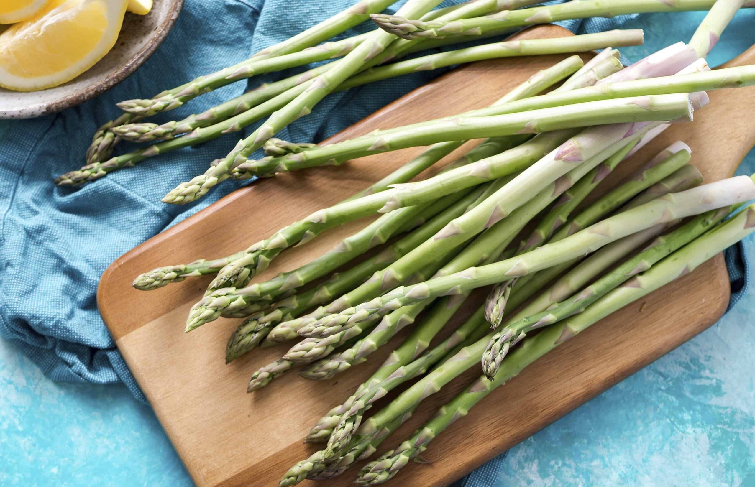 A chopping board with asparagus