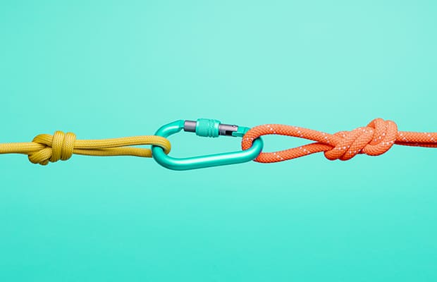 Trust in a relationship — Connection concepts with climbing ropes and carabiners