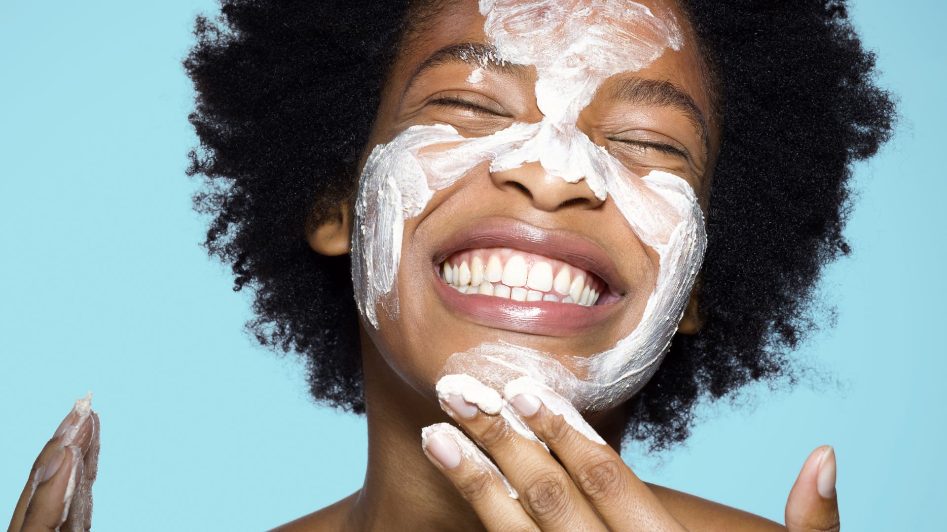 woman applying bentonite clay on her face