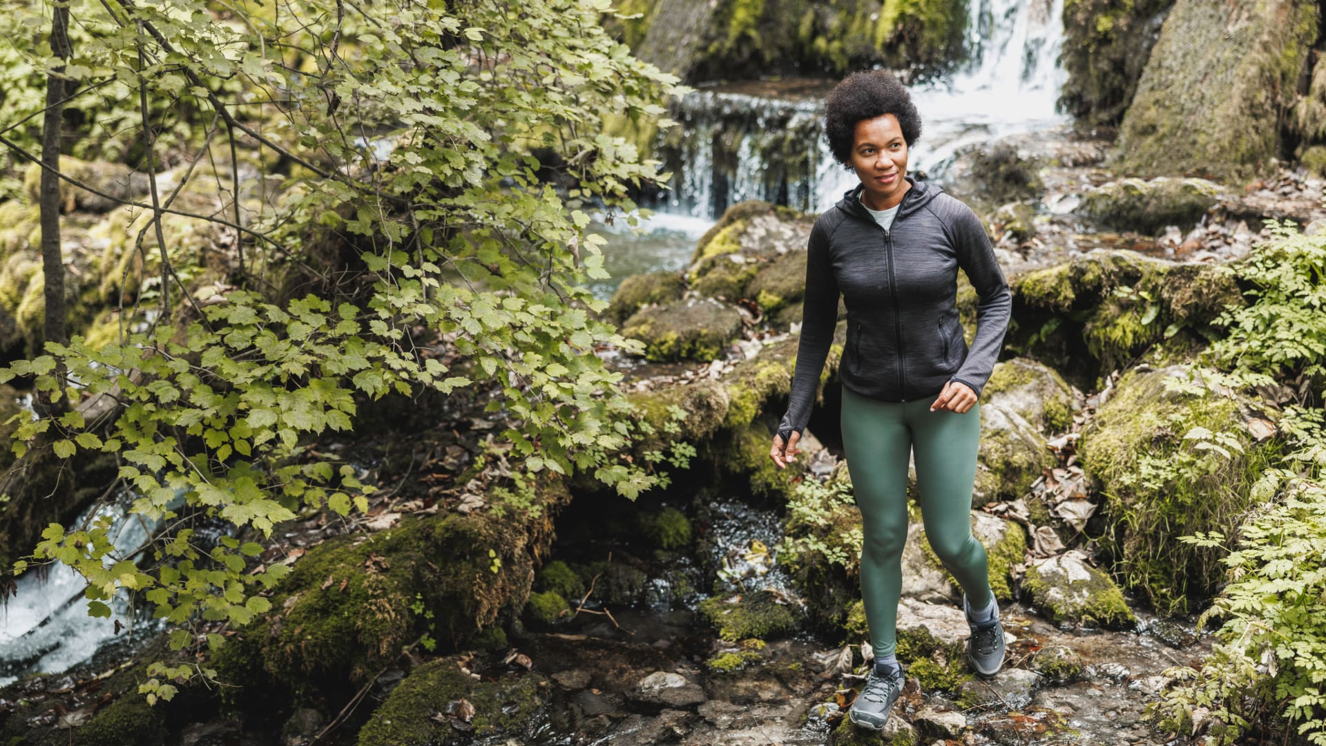 woman not wearing bad hiking shoes