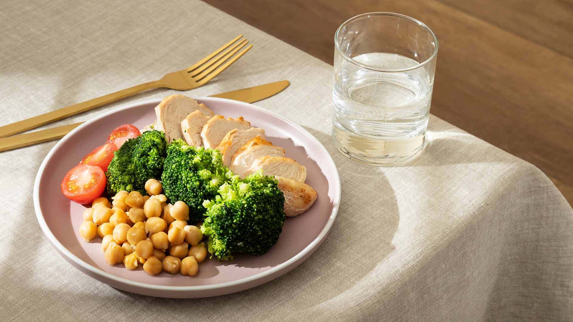 Plate of keto food and glass of water, representing the 2-2-2 method